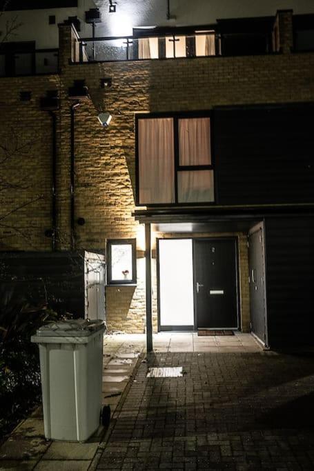 Exquisite Cozy House, Close To Train Station And Amenities Harold Wood المظهر الخارجي الصورة